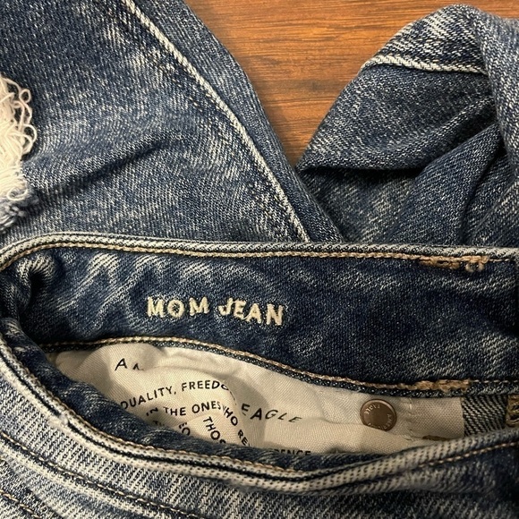 American Eagle Distressed Mom Jeans Size 2 Short - Picture 3 of 5